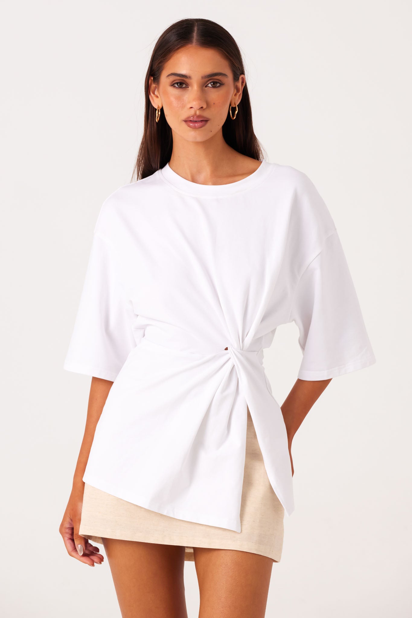 ZAIRA-KNOT-T-SHIRT-WHITE-AVIA-MINI-SKIRT-NATURALL2