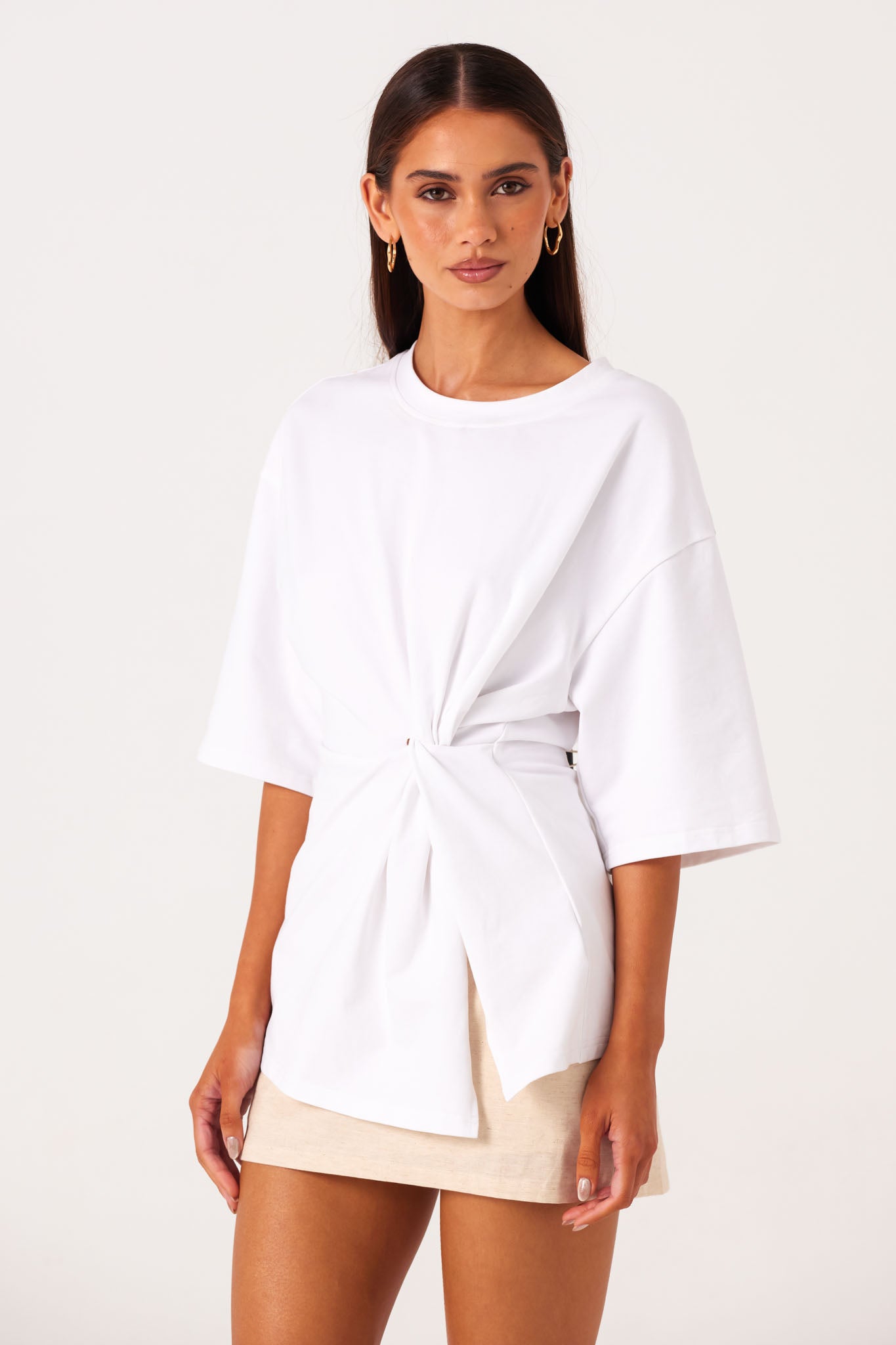 ZAIRA-KNOT-T-SHIRT-WHITE-AVIA-MINI-SKIRT-NATURALL3