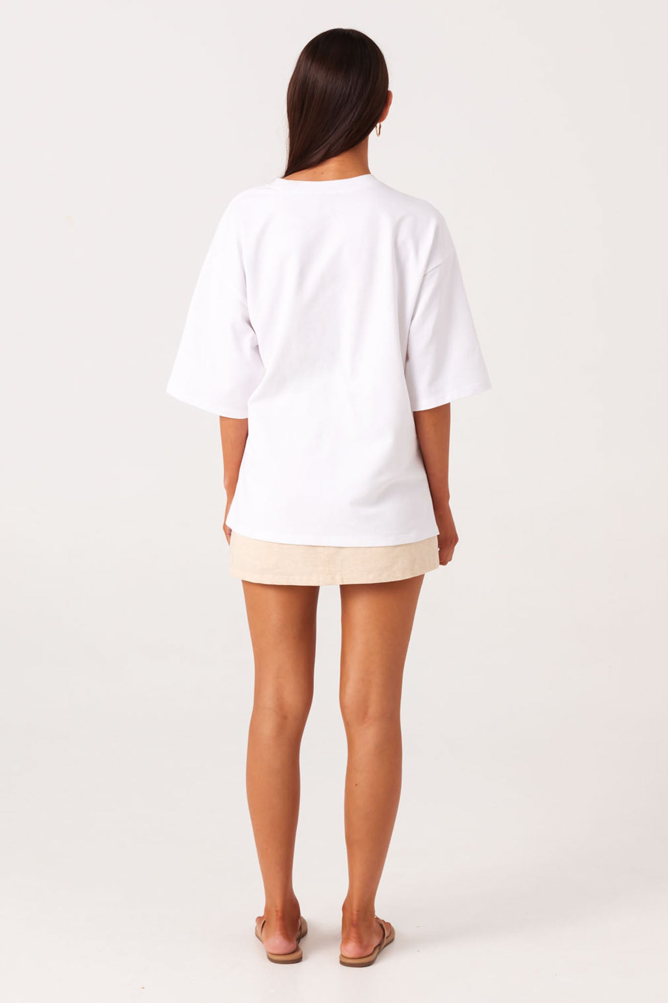 ZAIRA-KNOT-T-SHIRT-WHITE-AVIA-MINI-SKIRT-NATURALL4