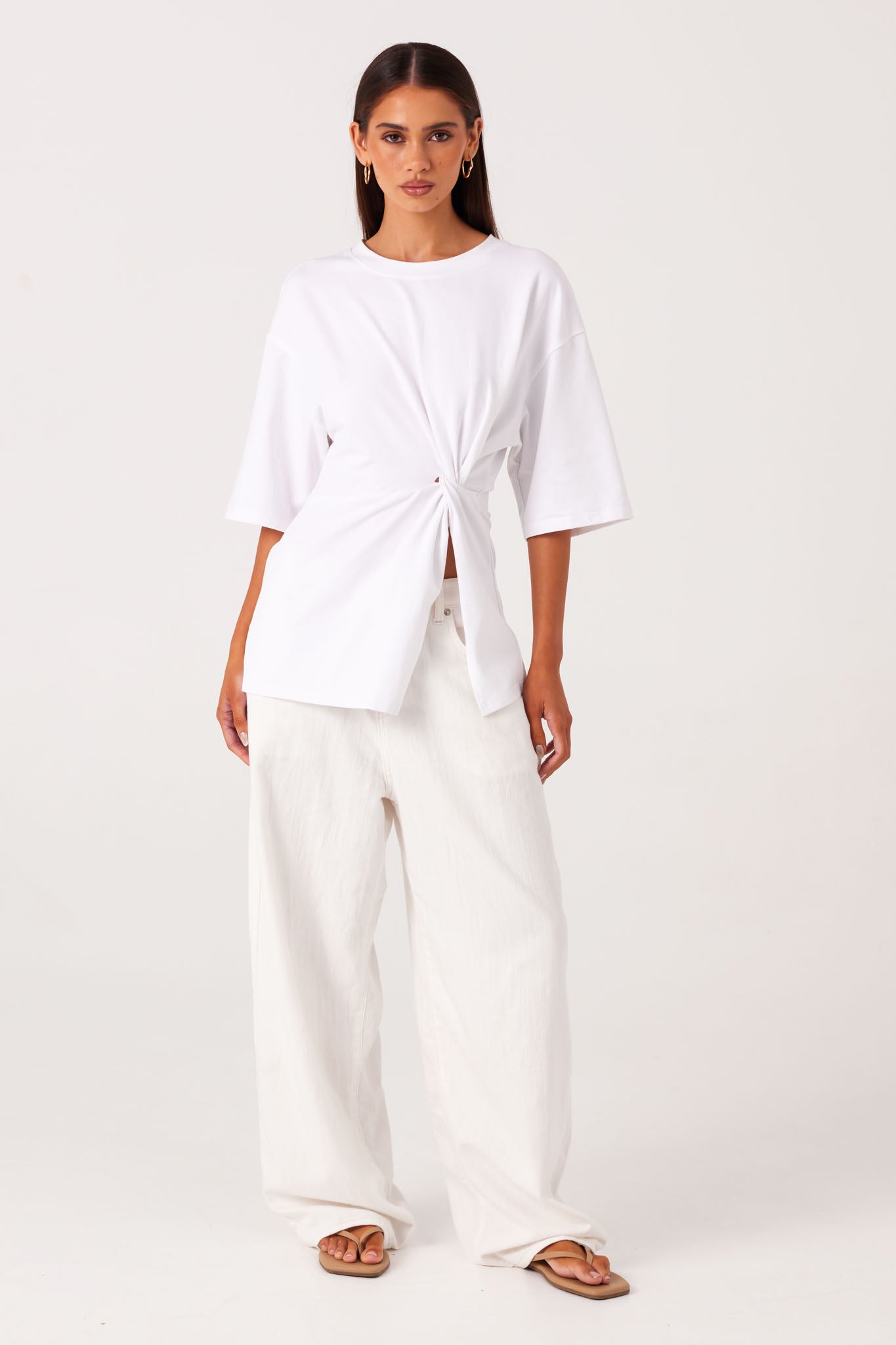 ZAIRA-KNOT-T-SHIRT-WHITE-LUKAS-JEANS-WHITE-1