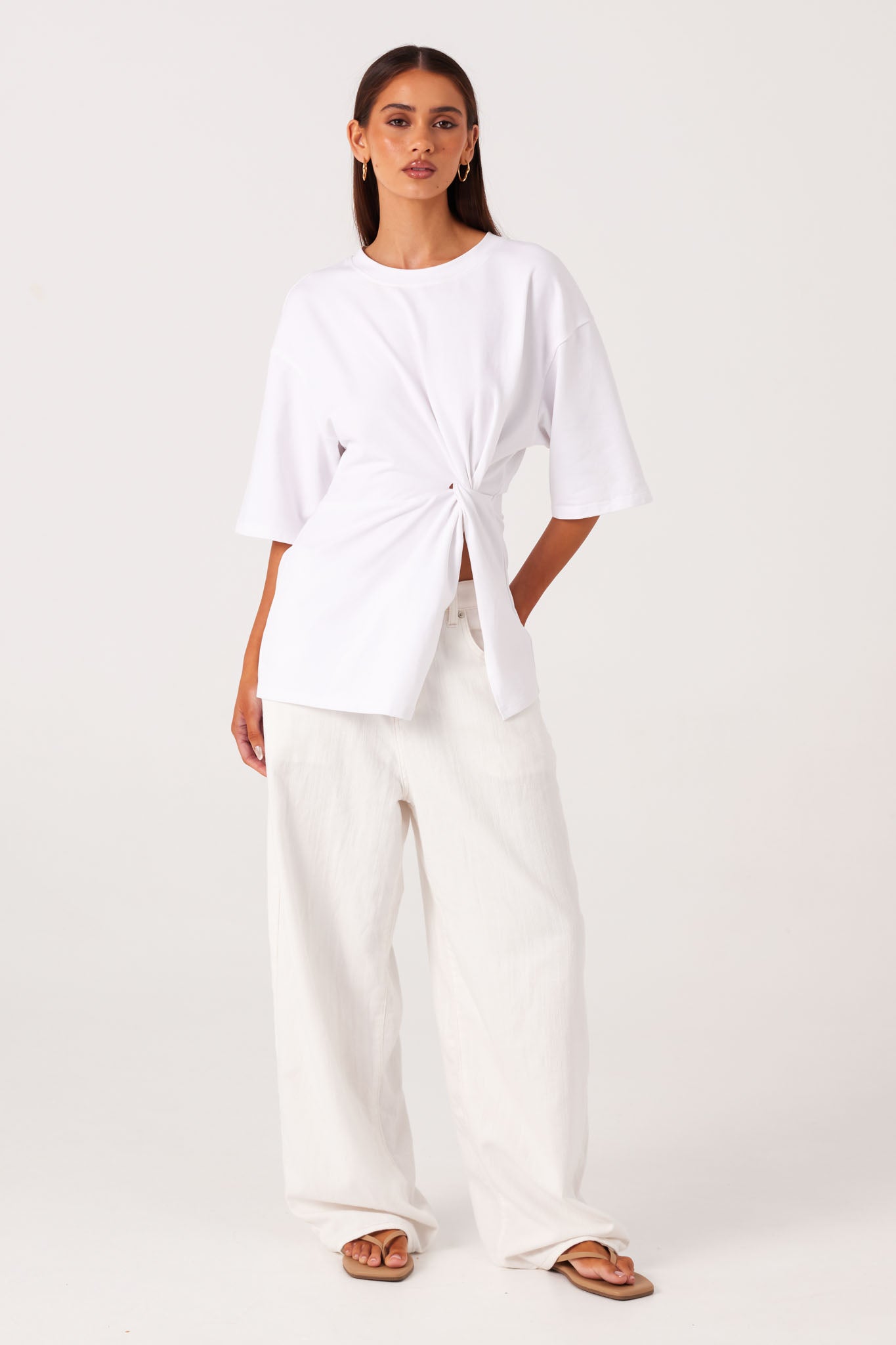 ZAIRA-KNOT-T-SHIRT-WHITE-LUKAS-JEANS-WHITE-2