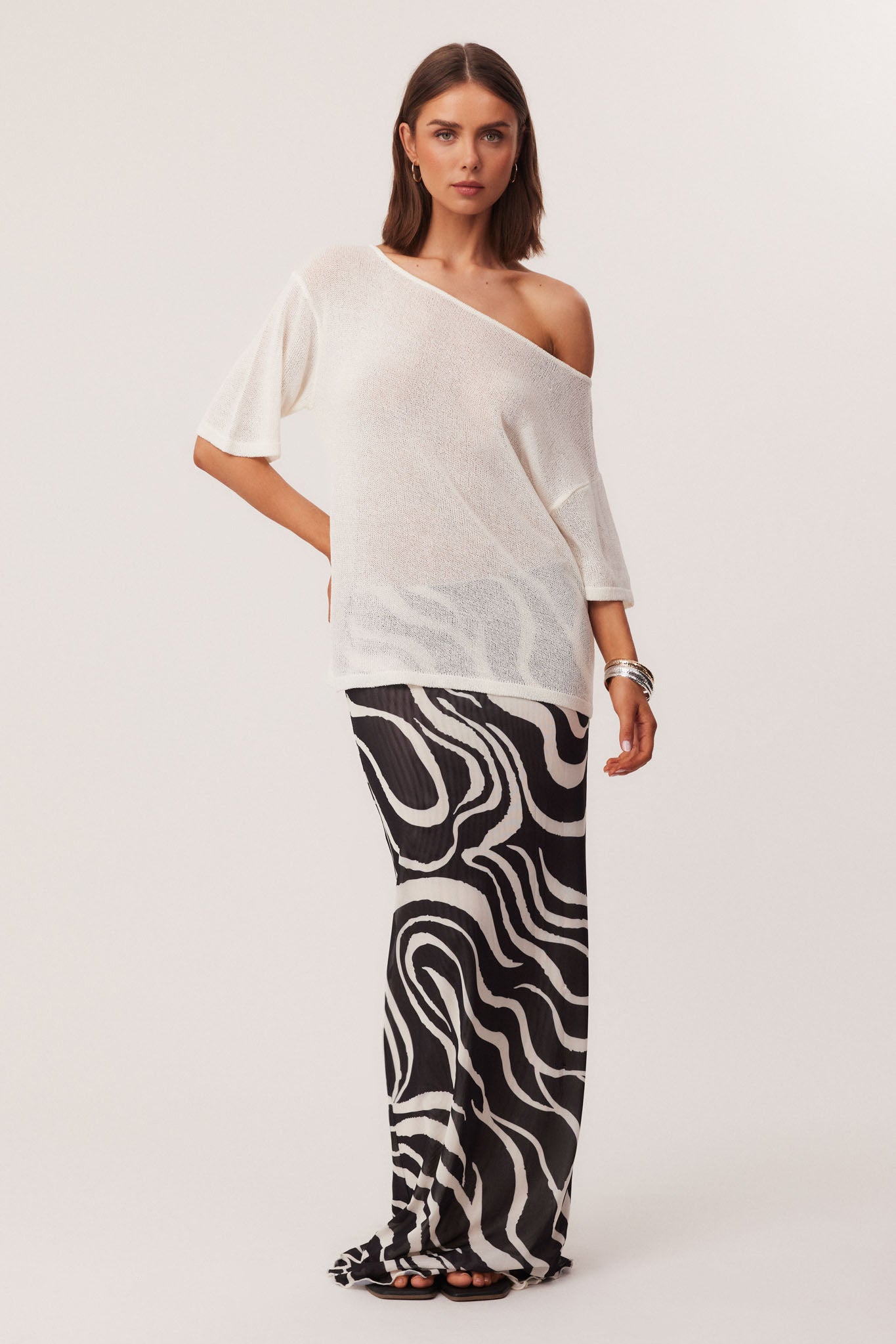 23_SWURLMAXIOFFSHOULDERSHEERTOPWHITE_326539_A