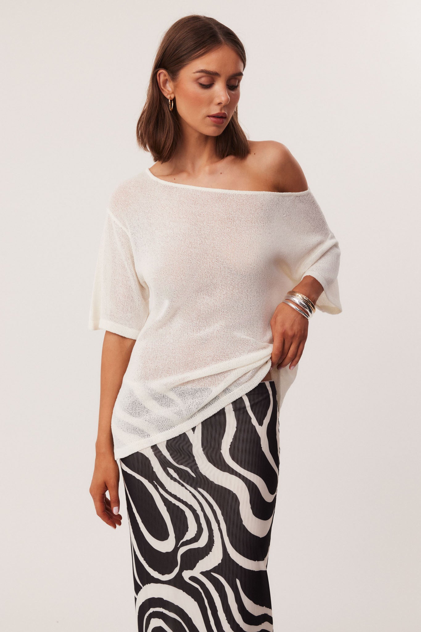 23_SWURLMAXIOFFSHOULDERSHEERTOPWHITE_326590_A