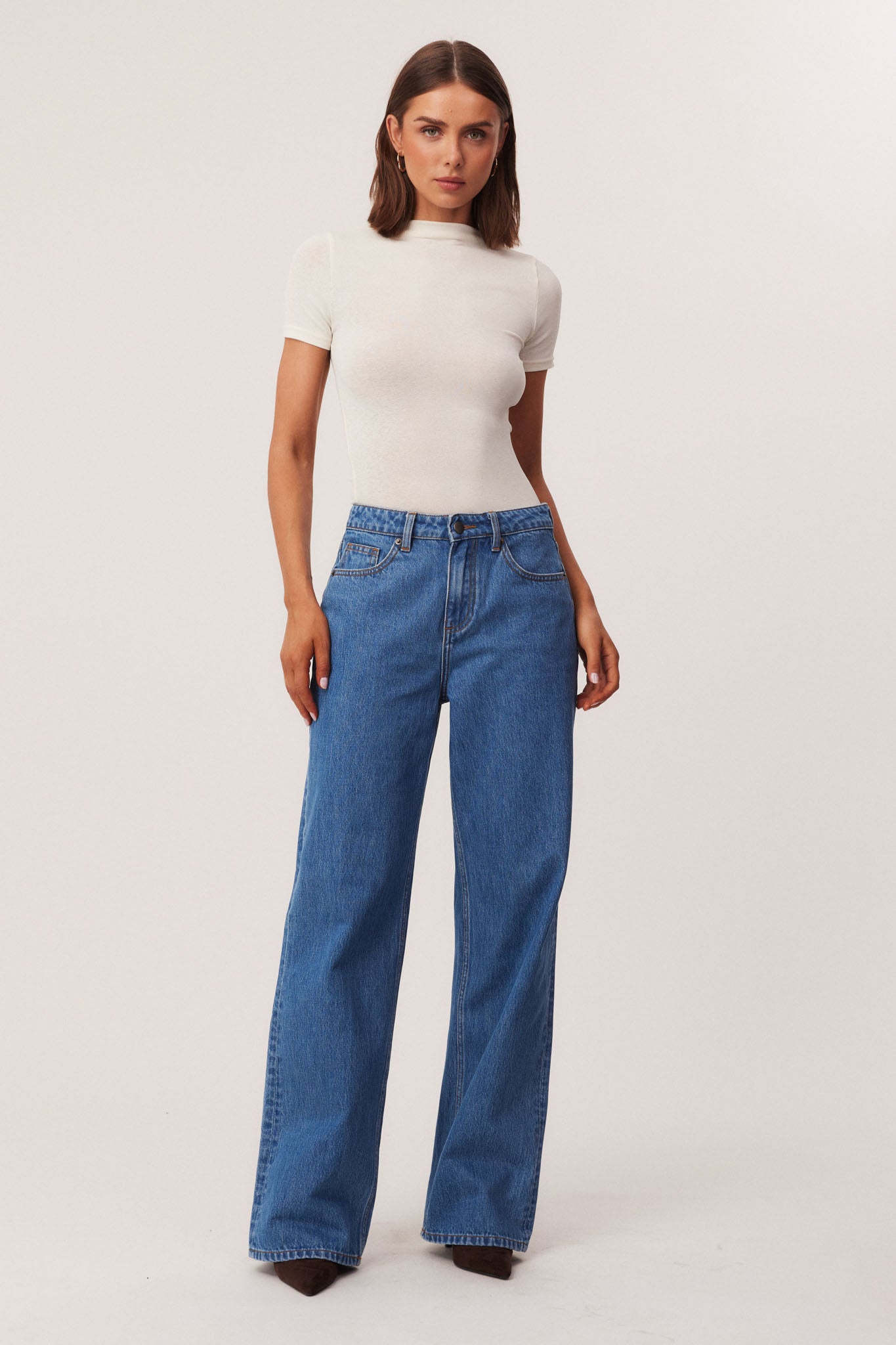 29_KATYASHORTSLEEVEWHITERUNEJEANSBLUE_326896_A