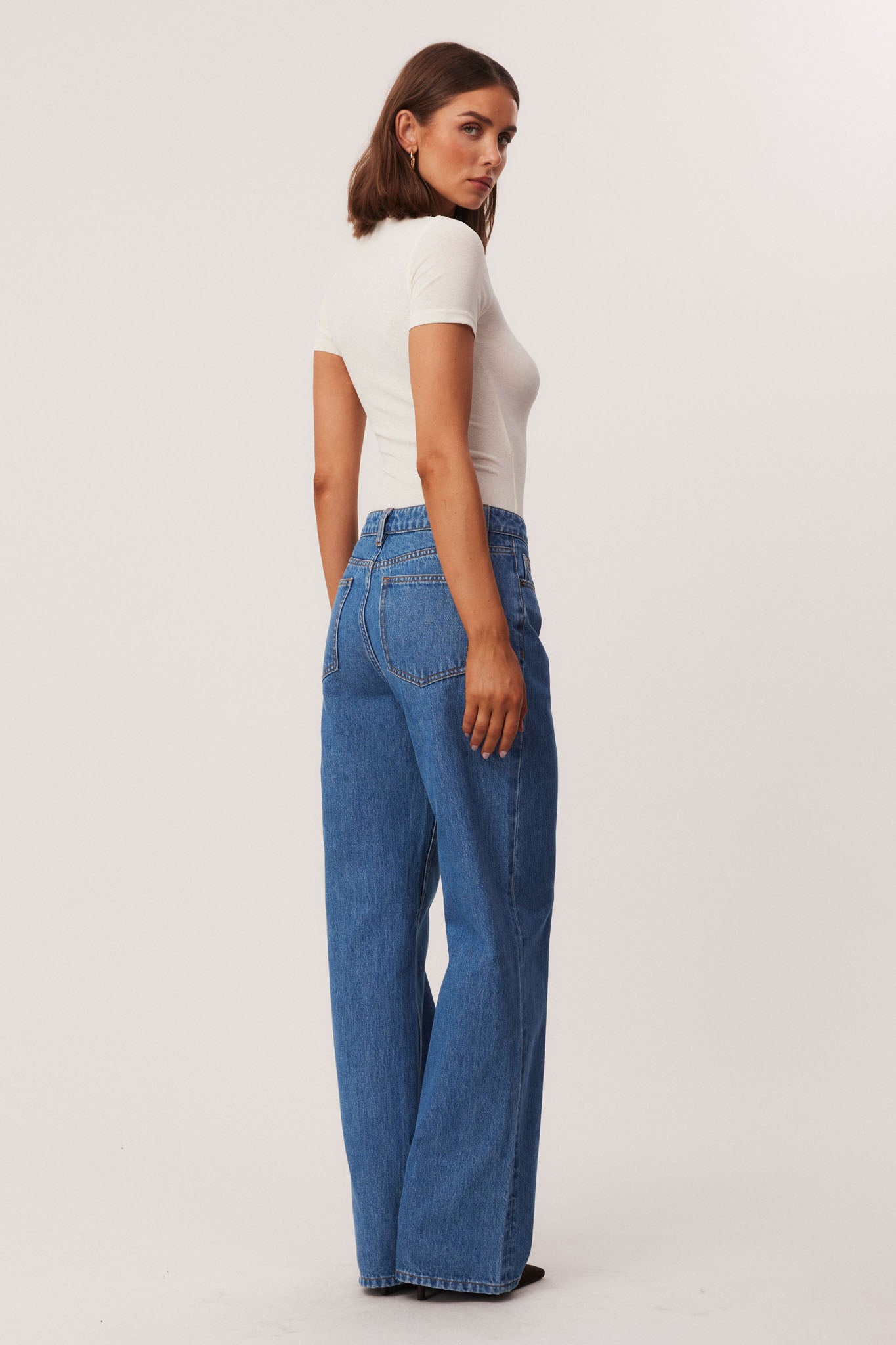 29_KATYASHORTSLEEVEWHITERUNEJEANSBLUE_326924_A