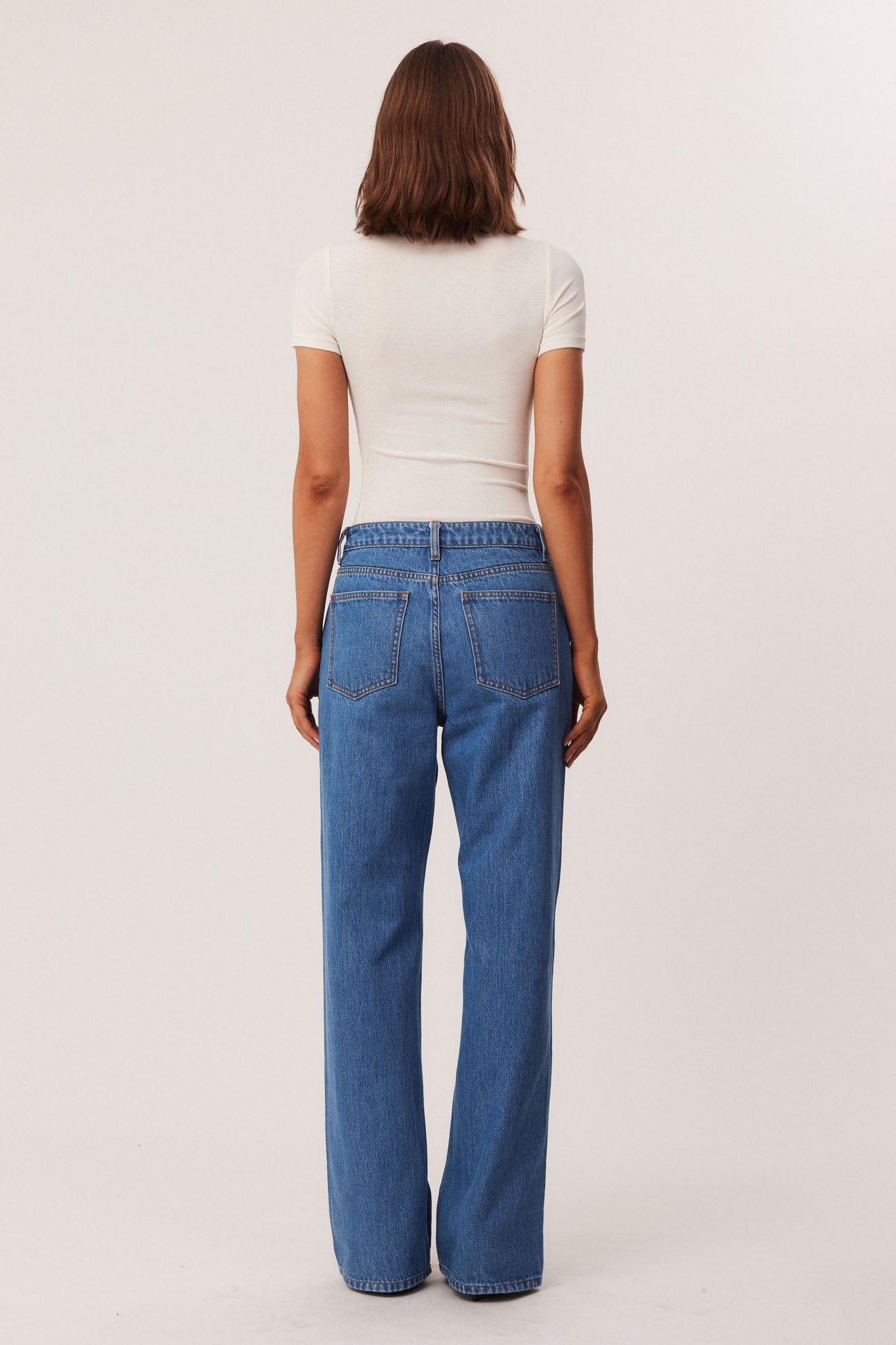 29_KATYASHORTSLEEVEWHITERUNEJEANSBLUE_326926_A