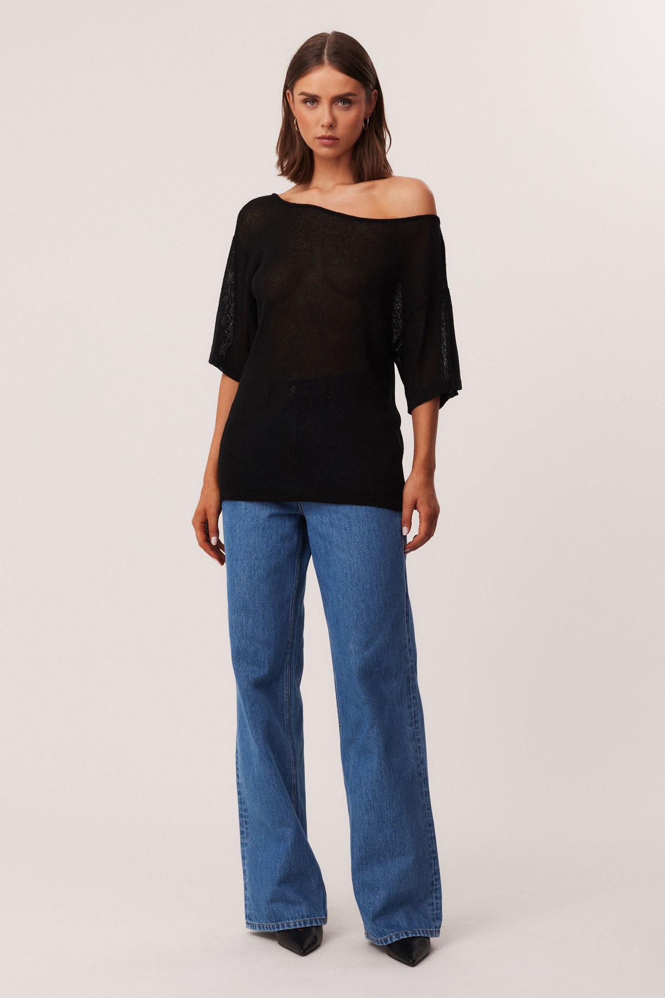 33_ONESHOULDERSHEERTOPBLACKRUNEJEANSBLUE_327126