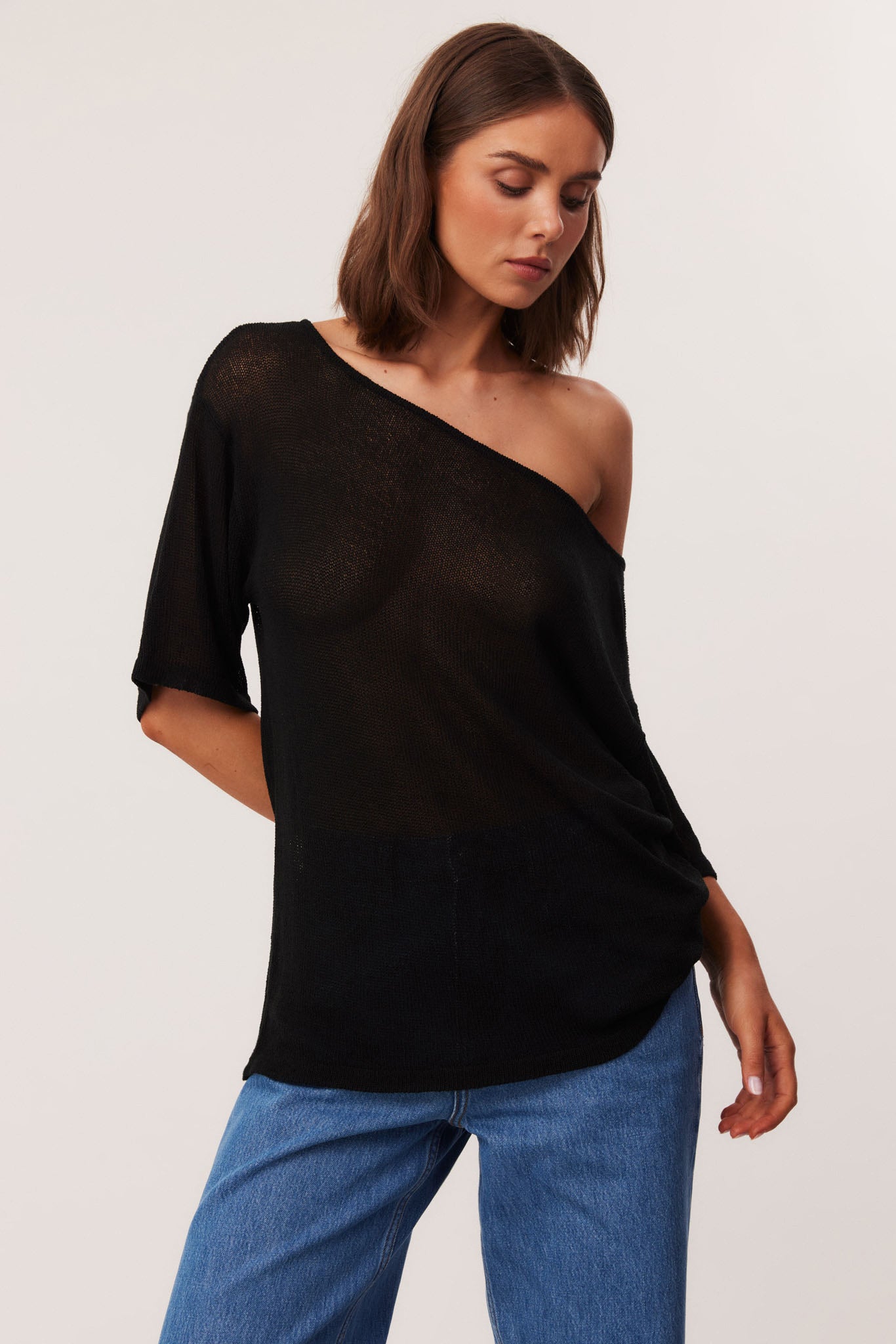 33_ONESHOULDERSHEERTOPBLACKRUNEJEANSBLUE_327162_A