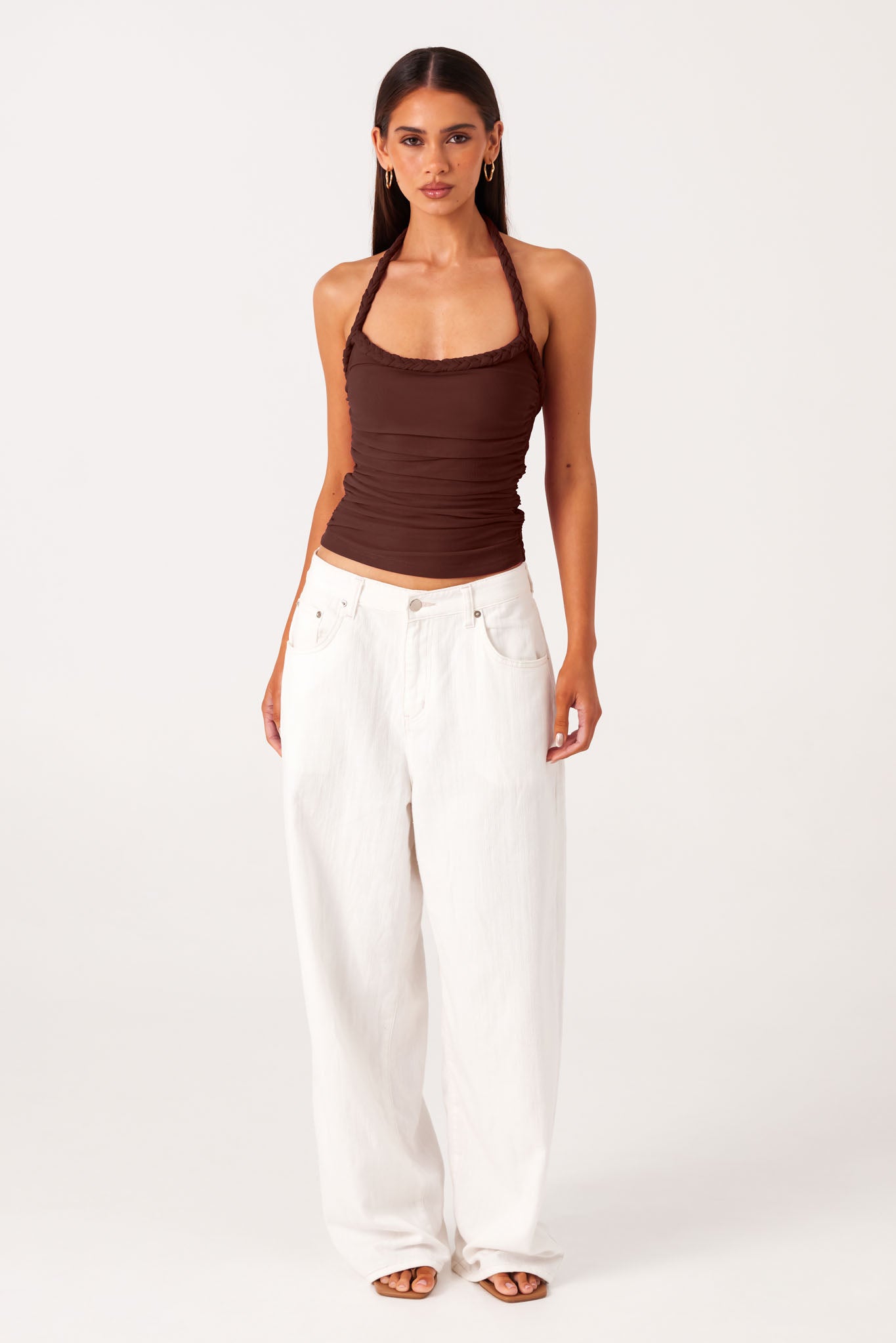 GIANNA-HALTERNECK-TOP-CHOCOLATE-LUKAS-JEANS-WHITE-1