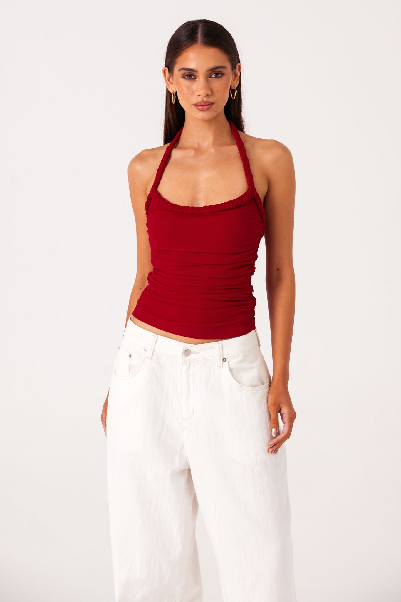 GIANNA-HALTERNECK-TOP-DEEP-RED-LUKAS-JEANS-WHITE-1