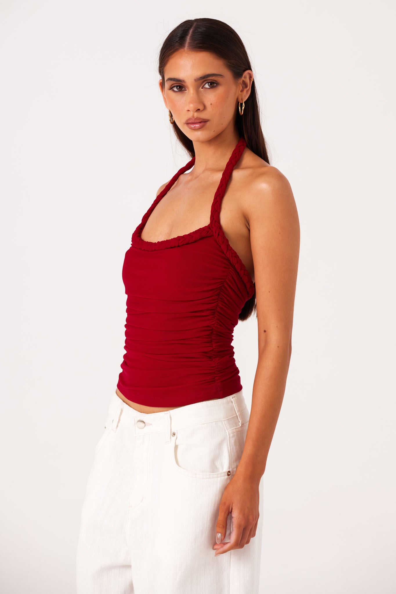 GIANNA-HALTERNECK-TOP-DEEP-RED-LUKAS-JEANS-WHITE-2