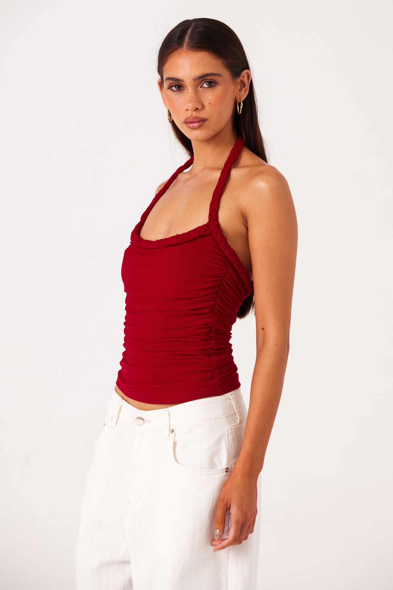 GIANNA-HALTERNECK-TOP-DEEP-RED-LUKAS-JEANS-WHITE-2