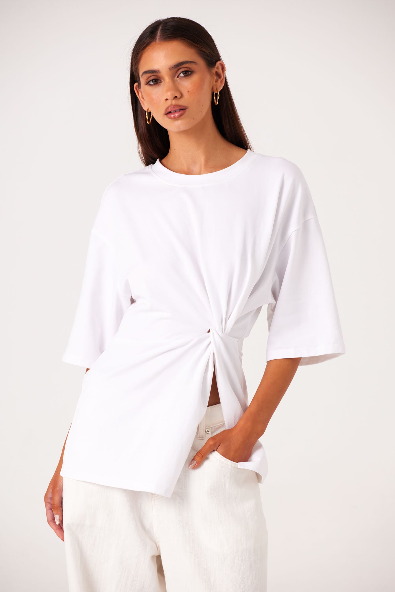 ZAIRA-KNOT-T-SHIRT-WHITE-LUKAS-JEANS-WHITE-3